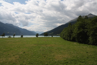 zwischen Reschen und Froi, Blick über den Reschensee nach Süden, rechts im Gebüsch der Falmiurbach