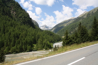 die Susasca im Val Susasca, Blick flussaufwärts, im Hintergrund das Flüela-Schwarzhorn
