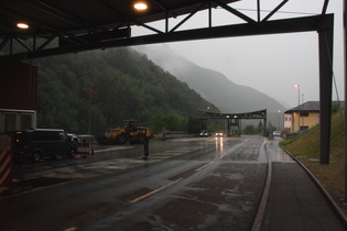 Grenze zwischen Schweiz und Italien bei Castasegna, Blick von der Schweizer Zollstation aus nach Italien