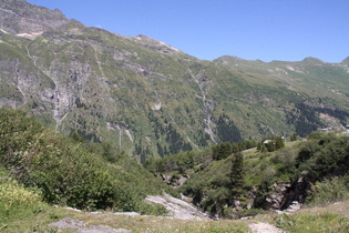 der Maseggbach, Blick flussabwärts, im Hintergrund die Wenglispitz
