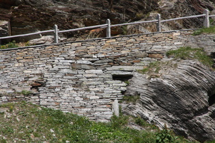 Zoom auf den Steinunterbau der Südrampe