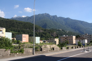 Blick über Giubiasco nach Südosten auf die hier nicht mehr ganz so hohen Berge