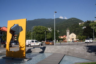 Giubiasco, Blick über die Piazza Grande nach Nordosten auf die Pfarrkirche Santa Maria Assunta