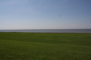 Blick über Außenweser und Nordsee auf Butjadingen und den JadeWeserPort in Wilhelmhaven