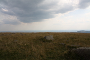 Blick vom Gipfel nach Süden, rechts der Wurmberg