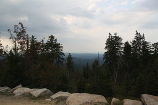 Blick vom Goetheweg über den hier noch niedrigen Bergwald nach Westen