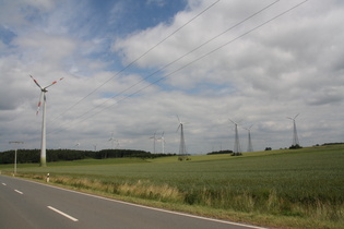 Sattelpunkt zwischen Vasbeck und Adorf, Blick durch einen Windenergiepark nach Osten