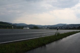 Lennetal zwischen Winkhausen und Gleidorf, Blick über Schmallenberg nach Südwesten