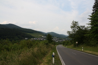 Anstieg zwischen Saalhausen und Würdinghausen, Blick auf Saalhausen …