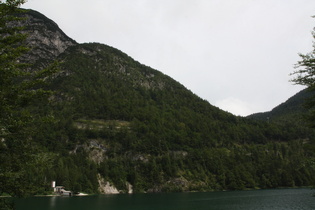 Blick über den Lago del Predil auf die Westrampe des Passo di Predil
