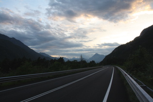Valle del Tagliamento zwischen Tolmezzo und Villa Santina, Blick nach Westen bis zu den Dolomiten