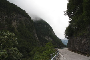 in den Hang gebaute Straße im Val Lumiei