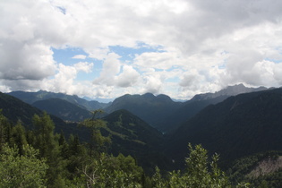 Blick über das Val Lumiei auf v. l. n. r.: Sauris di sopra, den Lago di Sauris und den Passo del Pura