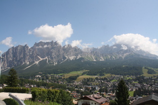Blick über Cortina d'Ampezzo auf die Gruppo del Cristallo