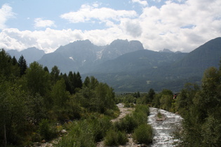 der Debantbach, Blick flussabwärts, im Hintergrund die Lienzer Dolomiten