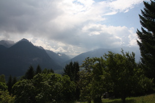 Blick von Iselsberg über das Pustertal bis zu den Dolomiten