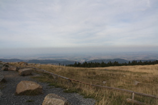 Blick vom Gipfelbereich nach Osten