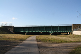 Trogbrücke des Mittellandkanals über den Leineradweg, Ostseite