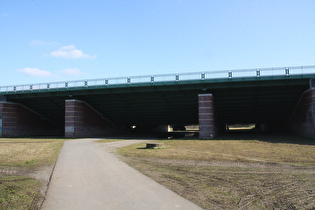 Trogbrücke des Mittellandkanals über den Leineradweg, Westseite