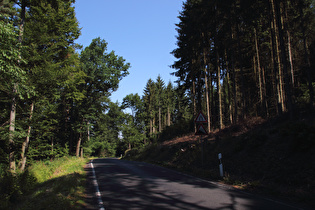 schmale Straße zwischen Oechsen und Willmanns