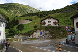 ein Kreisel, Velofahrspaß in alle Richtungen: Oberalppass (über Andermatt), Gotthardpass und Furkapass (am folgenden Tag)