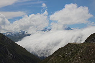 die Berner Alpen, davor vom Nordföhn gebildete Wolke über der Ostrampe des Grimselpasses