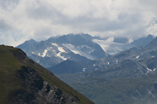 v. l. n. r.: Bächli Gletscher und Minstigergletscher, dahinter in Wolken v. l. n. r.: Vorderes Galmihorn und Hinteres Galmihorn