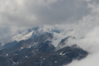Aargrat, dahinter v. l. n. r.: Minstigergletscher und Oberaargletscher, am Horizont in Wolken v. l. n. r.: Oberaarrothorn und Finsteraarrothorn