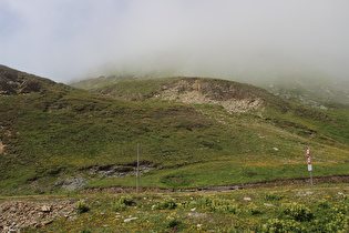 Blick von der Passhöhe nach Norden, Klein Furkahorn in Wolken