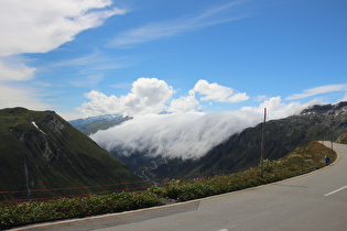 Blick von der Westrampe auf Gletsch im Rhonetal, Ostrampe des Grimselpasses, darüber die Föhnwolke, am Horizont die Berner Alpen