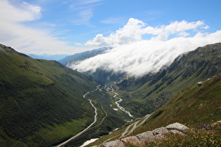 Westrampe des Furkapasses, Gletsch im Rhonetal, Ostrampe des Grimselpasses, am Horizont die Walliser Alpen