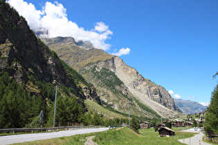 Blick talabwärts auf Randa und den "Bergsturz von Randa", darüber das Brunegghorn in Wolken