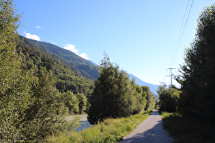 Rhone-Route direkt an der Rhone nahe Niedergestein, Blick talabwärts …