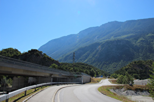 Blick über die Rhone-Route auf den Schuttkegel des prähistorischen Bergsturzes und Reste davon auf dem Talboden