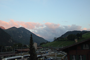 … und Blick über den Bahnhof Zweisimmen ins Obersimmental