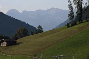 Zoom auf v. l. n. r.: Gletscherhorn, Laufbodenhorn und Weisshorn