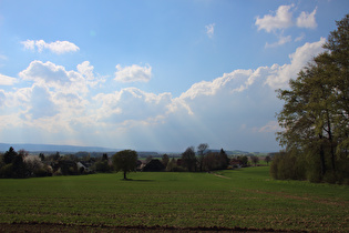 Blick über Everloh auf Stemmer Berg und Deister