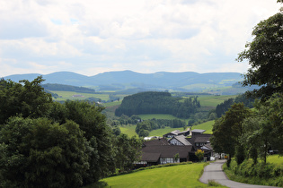 Zoom über Kirchilpe auf die Saalhauser Berge