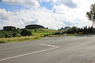 Kreuzung am Südrand von Cobbenrode, Blick nach Süden, im Hintergrund der Schneiderkopf