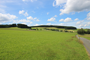 … und Blick nach Norden auf eine Landschaft, die so ähnlich auch weit im Süden Deutschlands liegen könnte