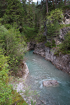 der Schwarzwasserbach, ein westlicher Lechzufluss, Blick flussaufwärts …