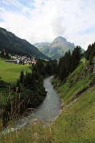 der Lech bei Stubenbach, Blick flussaufwärts auf Stubenbach und das Omeshorn …