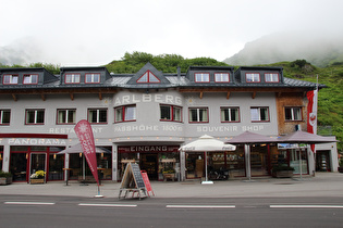 "Dach der Etappe": Arlbergpass, Passhöhe; mit falscher Höhenangabe am Gebäude!