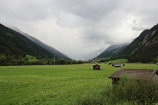 Blick talaufwärts über Sankt Jakob am Arlberg auf aufziehenden Regen