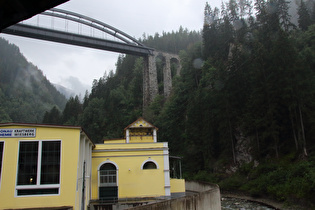 Wasserkraftwerk Wiesberg und Trisannabrücke am unteren Ende des Paznauntals, Blick ins Paznauntal