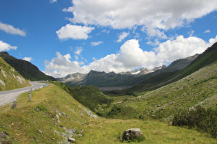 weiter oben, Blick zur Weststaumauer des Silvretta-Stausees und Berge der Silvrettagruppe