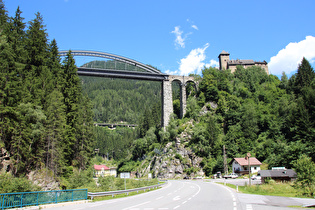 Trisannabrücke und Schloss Wiesberg am unteren Ende des Paznauntals, dahinter Wasserkraftwerk Wiesberg und Arlberg Ersatzstraße