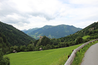 etwas weiter, Blick über Burg Berneck ins Oberinntal