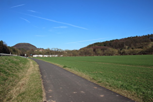 Leineradweg zwischen Mivepa und Arenshausen, Blick über Mivepa auf Steinheuterode und den Steinberg