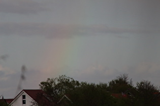 Zoom auf einen schwach leuchtenden Regenbogen